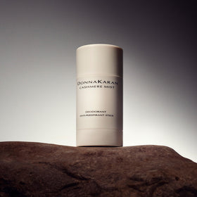 Eau de Parfum Donna Karan Cashmere Mist en utilisation