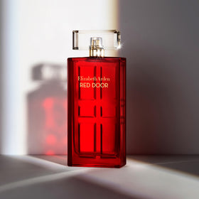 Eau de Parfum Elizabeth Arden Red Door exposé sur une table élégante
