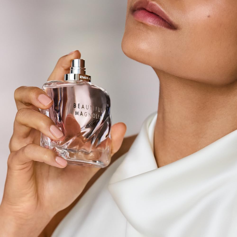 Eau de Parfum Estée Lauder Beautiful Magnolia 50ml dans un cadre naturel