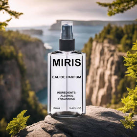 Eau de Parfum MIRIS 100 ml avec des fleurs en arrière-plan