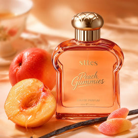 Eau de Parfum Sttes Peach Gummies 100ml sur une table avec des fleurs