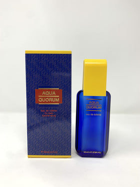 Eau de toilette Antonio Puig Aqua Quorum sur une table