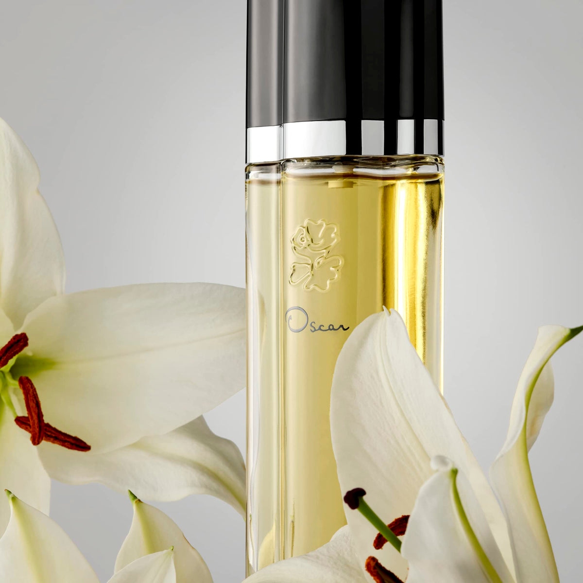 Eau de Toilette Oscar de la Renta 50 ml sur une table