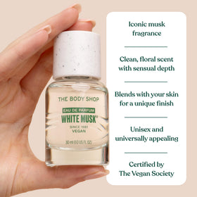 Eau de Toilette White Musk The Body Shop dans un environnement floral