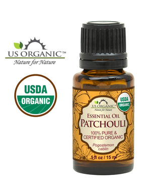 Échantillon d'huile essentielle de patchouli sur une surface en bois