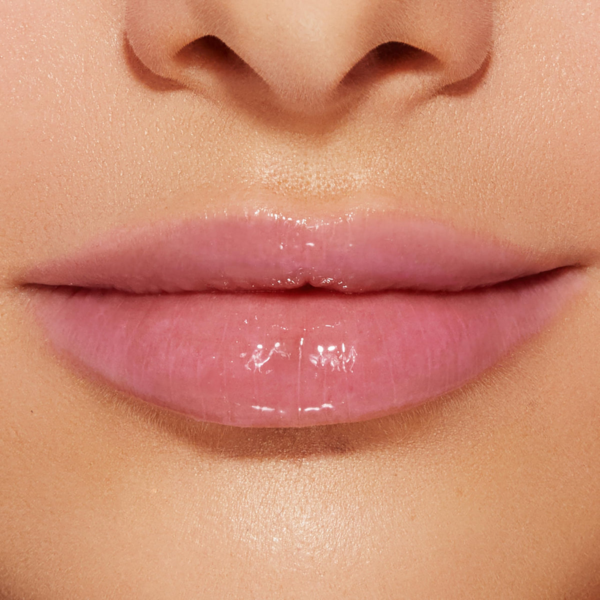 Échantillon de la texture du gloss Too Faced sur un doigt