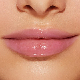 Échantillon de la texture du gloss Too Faced sur un doigt