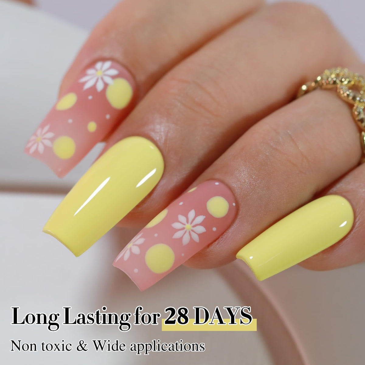 Échantillon de manucure avec le vernis gel jaune clair