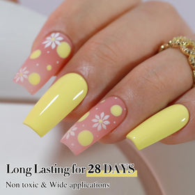 Échantillon de manucure avec le vernis gel jaune clair