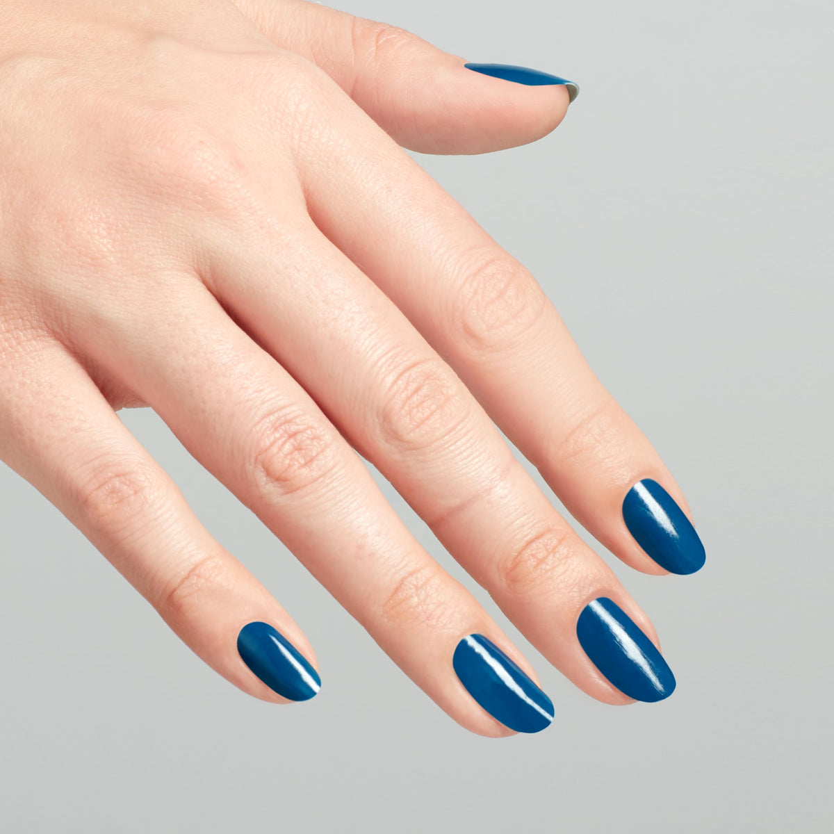 Échantillon de vernis OPI avec finition brillante sur un ongle