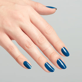Échantillon de vernis OPI avec finition brillante sur un ongle