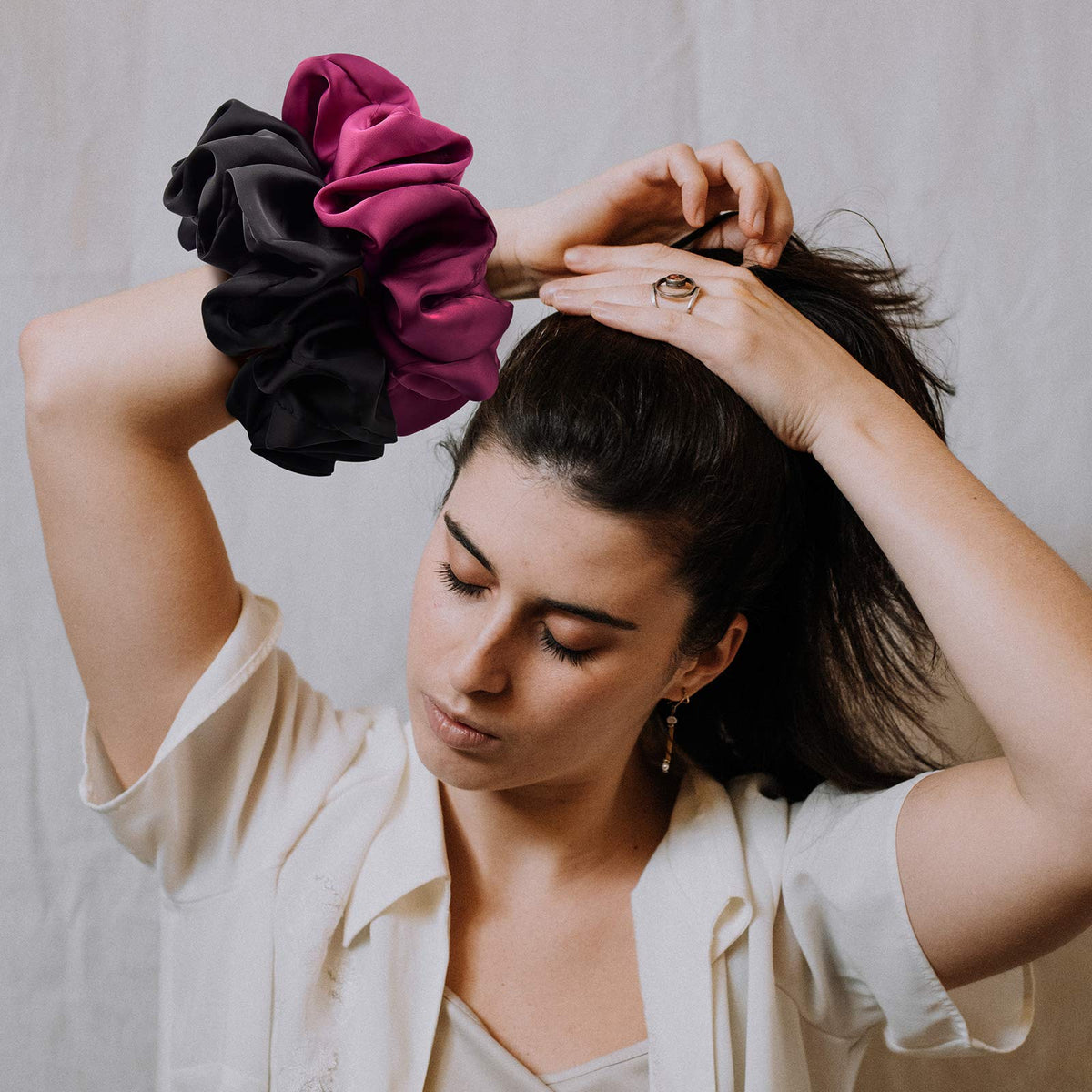 Élastique à cheveux CEELGON champagne en situation, attachant des cheveux