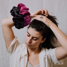 Élastique à cheveux CEELGON champagne en situation, attachant des cheveux