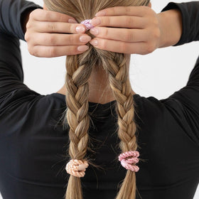Élastique à cheveux pêche douce L. Erickson en détail