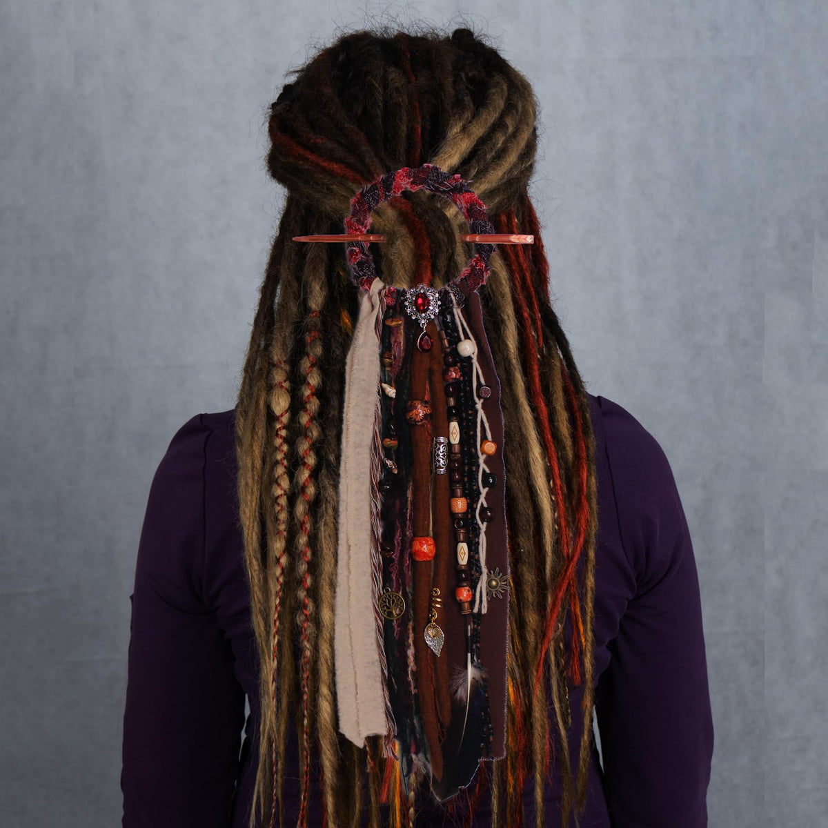Élastique pour dreadlocks avec perles en bois et pierre, mise en scène