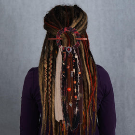 Élastique pour dreadlocks avec perles en bois et pierre, mise en scène