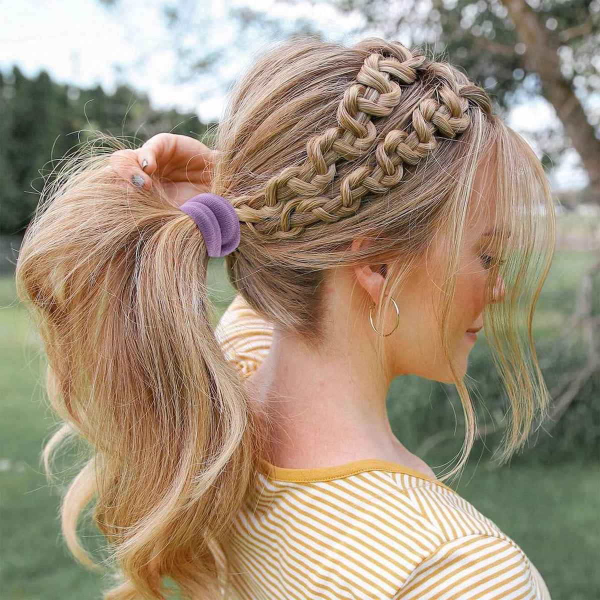 Élastiques à cheveux Bessrung dans un cadre de style de vie, utilisés pour un chignon.