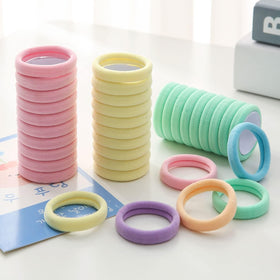 Élastiques à cheveux Bessrung en gros plan montrant leur élasticité