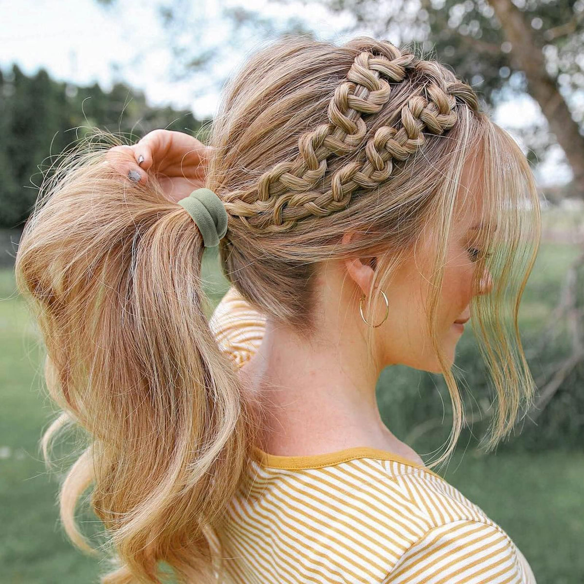 Élastiques à cheveux Bessrung montrant leur flexibilité