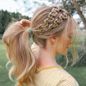 Élastiques à cheveux Bessrung montrant leur flexibilité