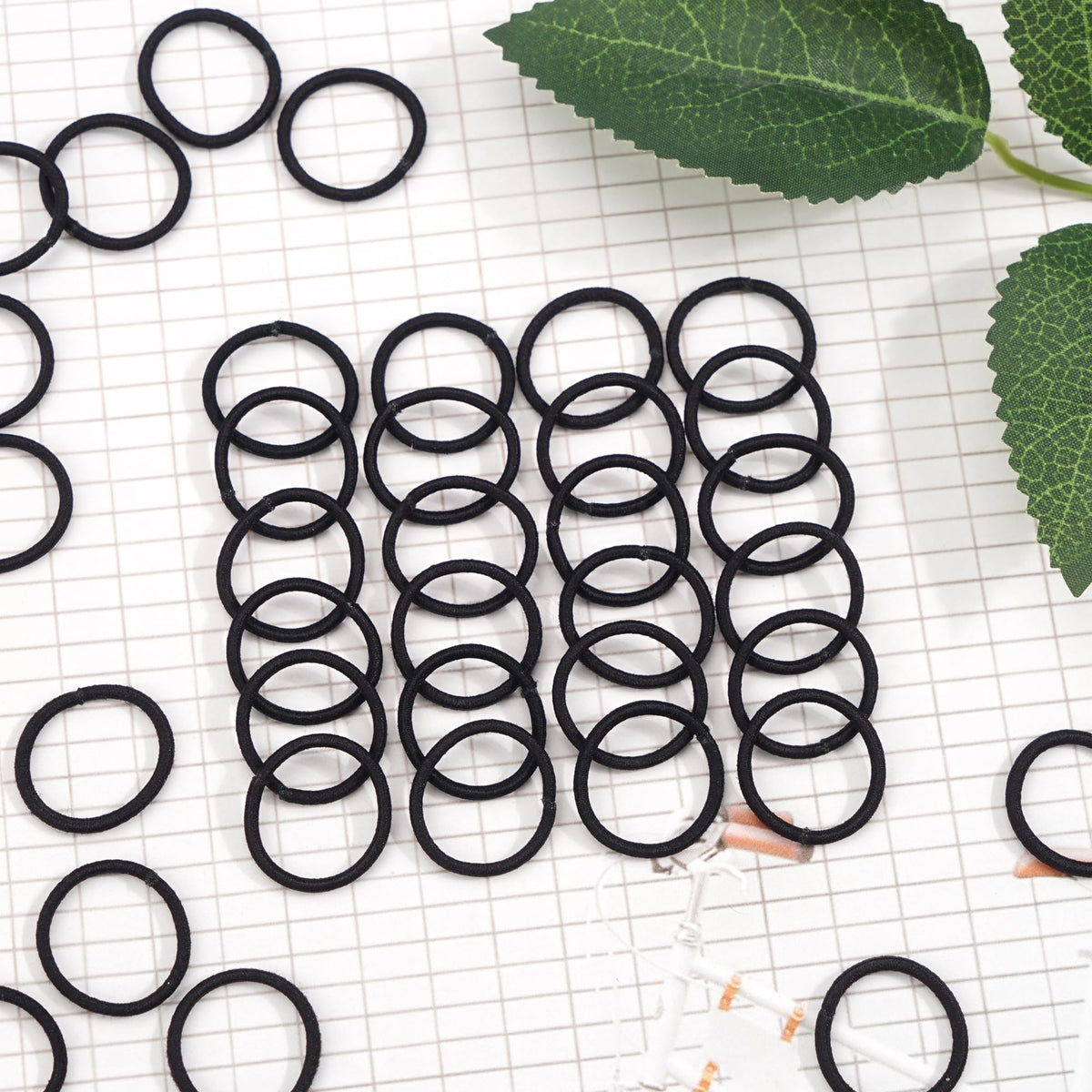Élastiques à cheveux CÉLLOT montrant leur élasticité