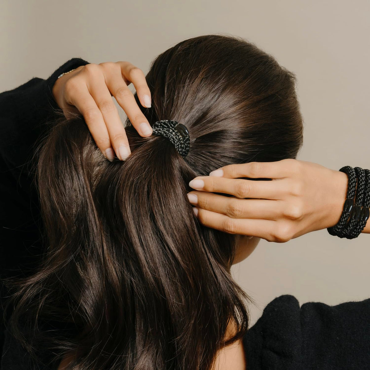 Élastiques à cheveux L. Erickson sur fond blanc
