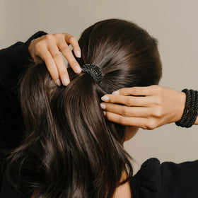 Élastiques à cheveux L. Erickson sur fond blanc