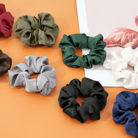 Élastiques à cheveux satinés IVARYSS étalés sur une surface, différentes couleurs
