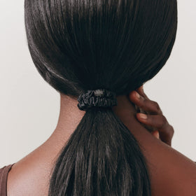 Élastiques à cheveux SLIP en soie exposés sur un fond neutre