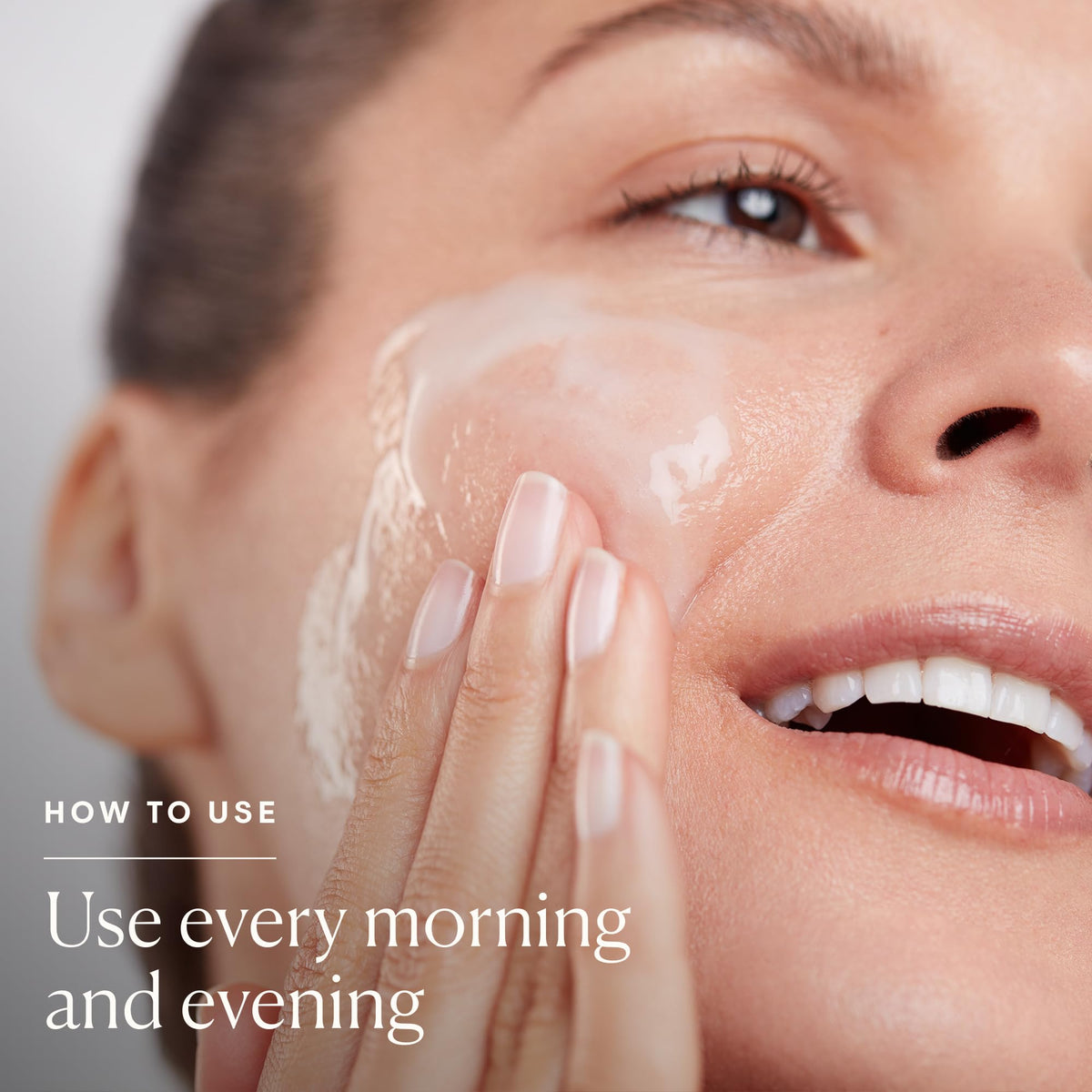 ELEMIS Dynamic Resurfacing Facial Wash sur un fond neutre