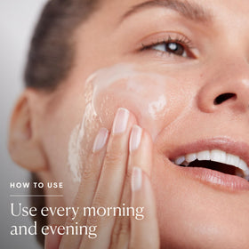 ELEMIS Dynamic Resurfacing Facial Wash sur un fond neutre