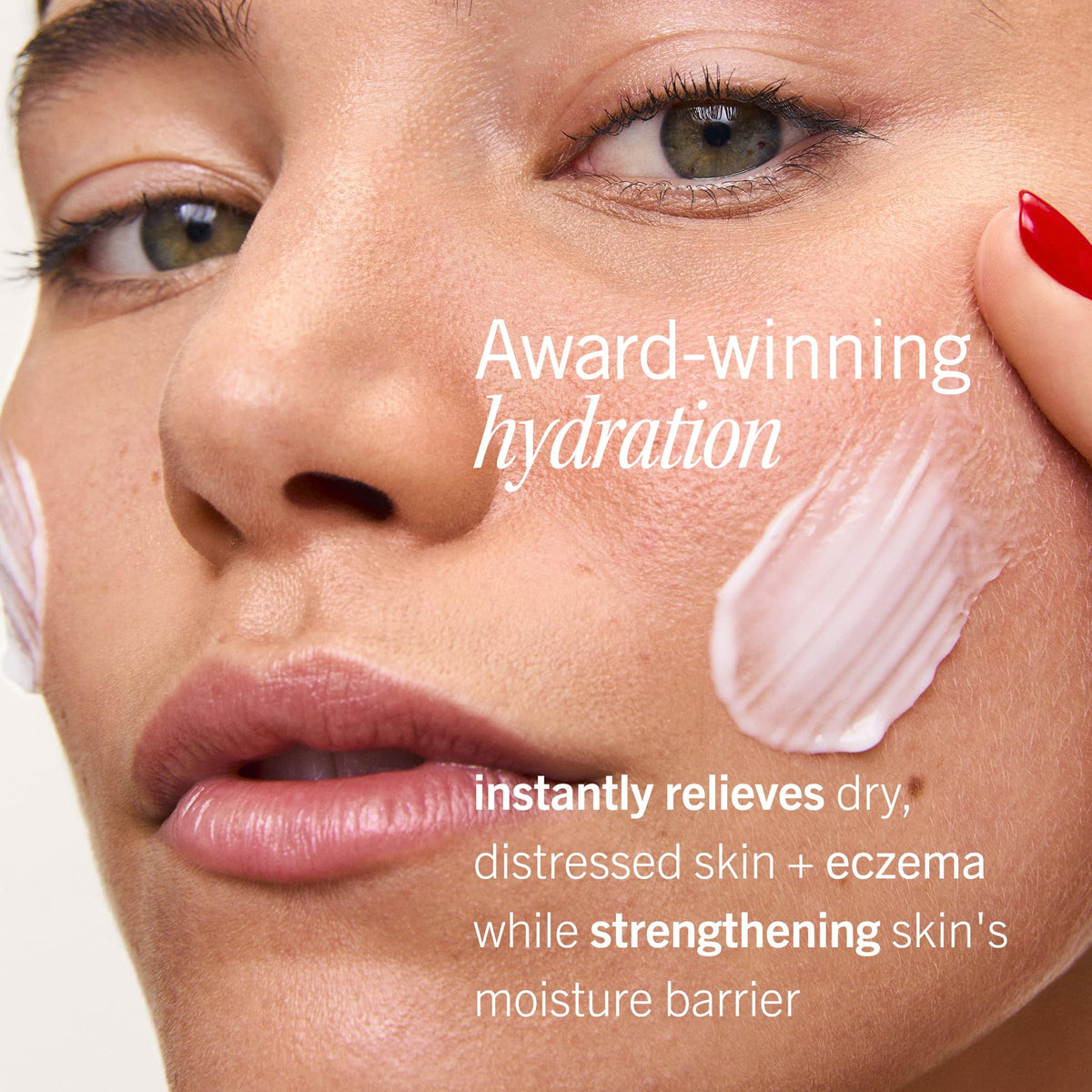 Emballage de la crème Ultra Repair de First Aid Beauty sur fond blanc