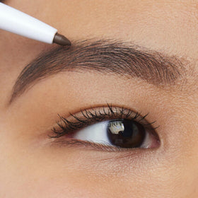 Emballage du crayon à sourcils e.l.f. en Brun Neutre