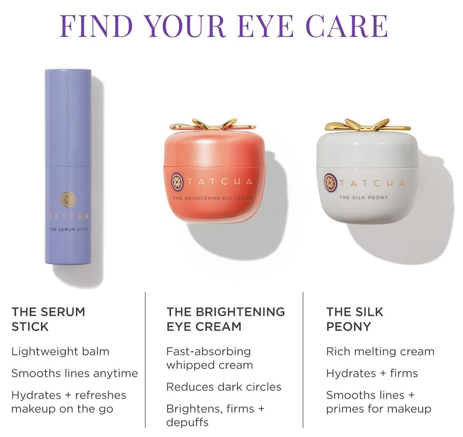 Emballage du TATCHA The Serum Stick sur une surface réfléchissante