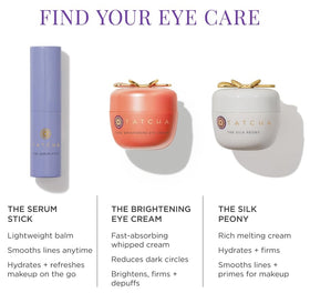 Emballage du TATCHA The Serum Stick sur une surface réfléchissante