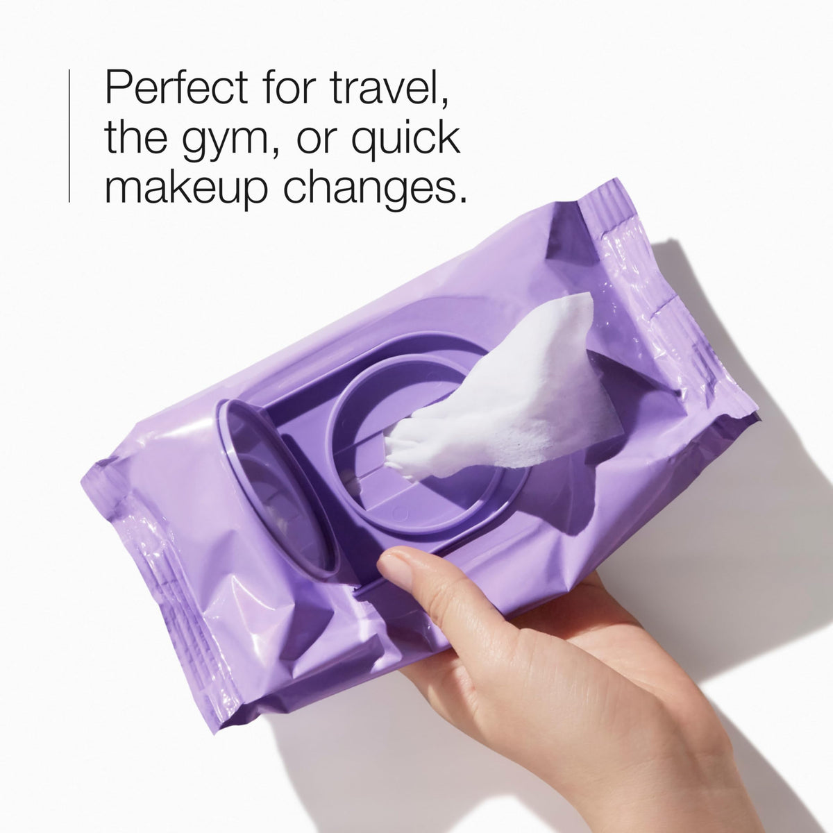 Emballage refermable des lingettes démaquillantes Clinique sur une surface