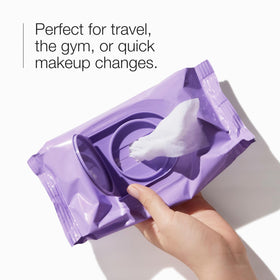Emballage refermable des lingettes démaquillantes Clinique sur une surface