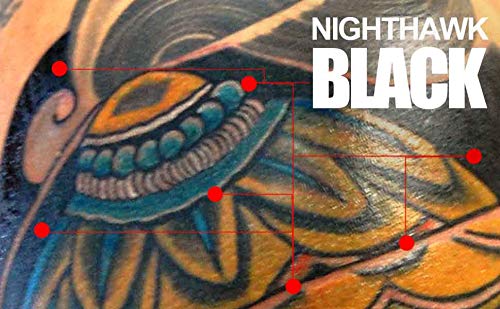 Encre noire Nighthawk 2oz en cours d'utilisation sur une peau