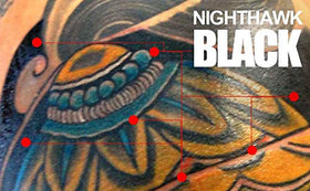 Encre noire Nighthawk 2oz en cours d'utilisation sur une peau