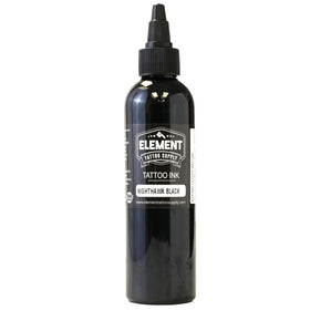Encre noire Nighthawk 4oz en cours d'utilisation sur un tatouage