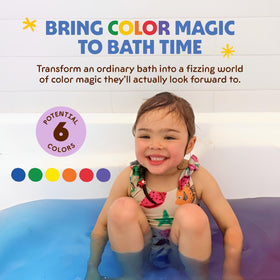 Enfant jouant avec des gouttes de couleur dans la baignoire