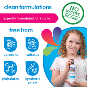 Enfant souriant avec des cheveux démêlés après l'utilisation du spray SO COZY