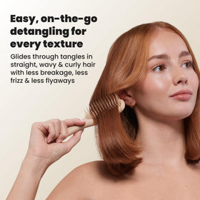 Enfant utilisant la TANGLE TEEZER Mini Brosse Démêlante Oat Cream
