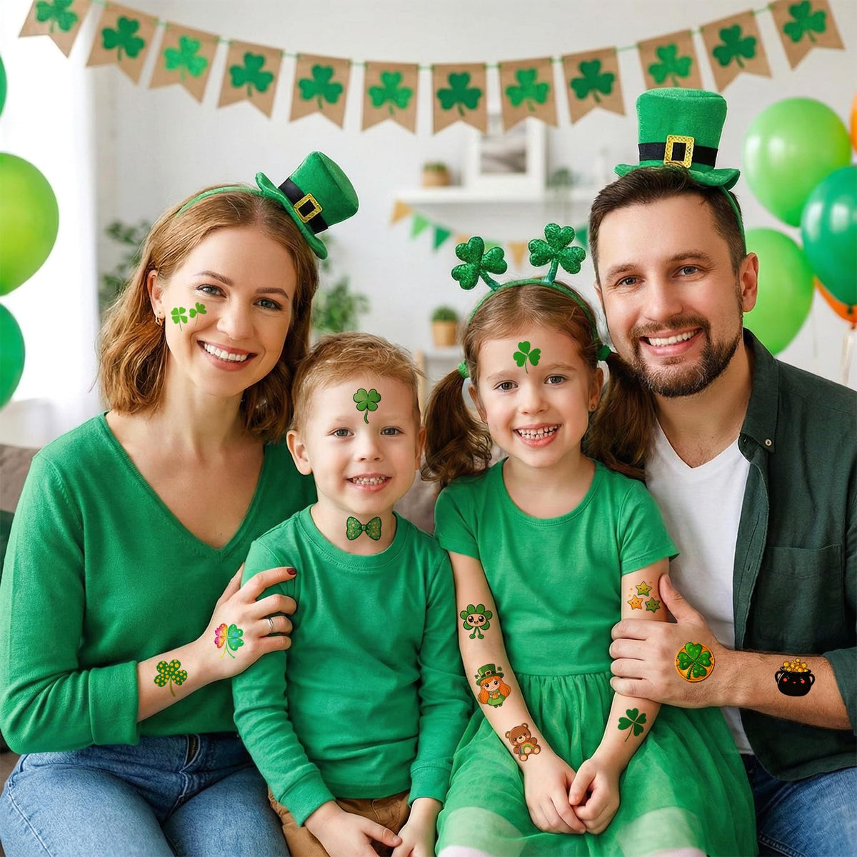 Enfants jouant avec des tatouages temporaires de Saint Patrick