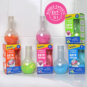 Enfants jouant avec les potions de bain Mr. Bubble dans la baignoire