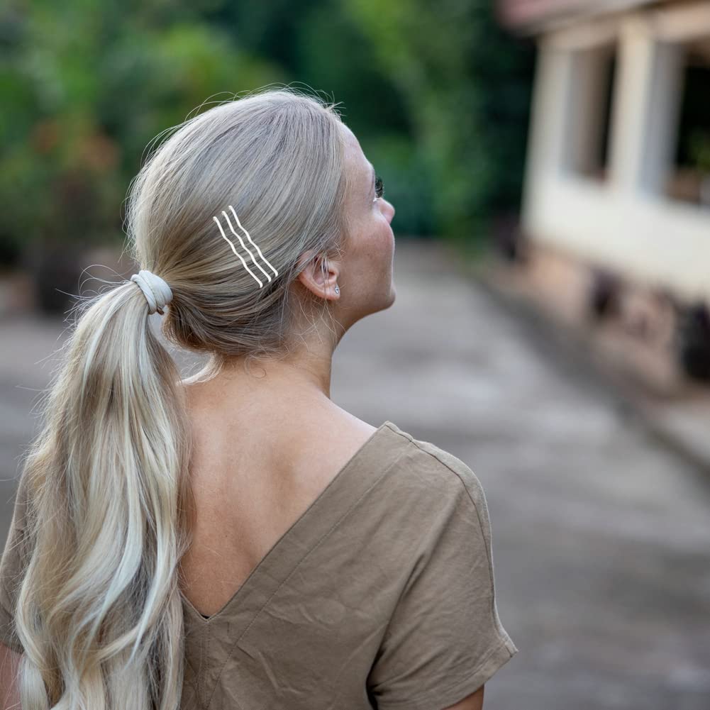 Epingles à cheveux argentées en usage sur une coiffure