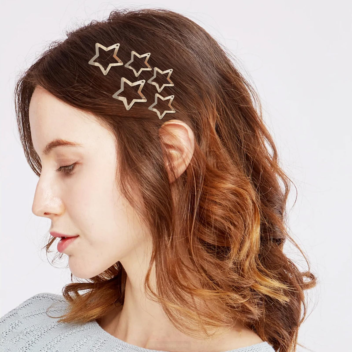 Épingles à cheveux SAOROPEB lors d'une séance de maquillage
