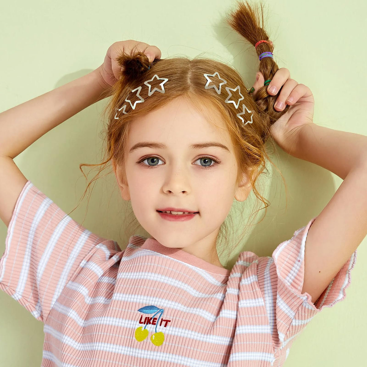 Épingles à cheveux SAOROPEB sur un modèle avec coiffure tressée