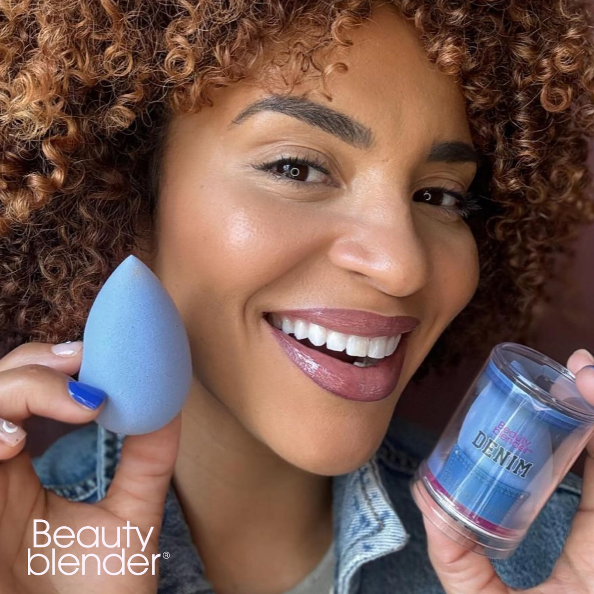 Éponge à maquillage denim beautyblender montrant sa texture douce
