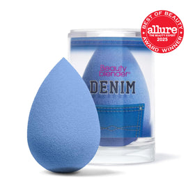 Éponge à maquillage denim beautyblender sur un fond blanc